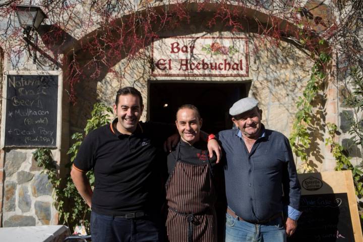 Antonio, el chef, con su hermano Santiago y Antonio padre.