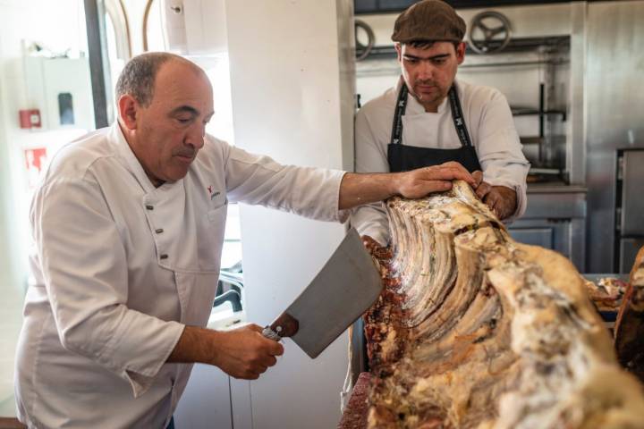 José Gordón parte un costillar de buey en la cocina de El Capricho
