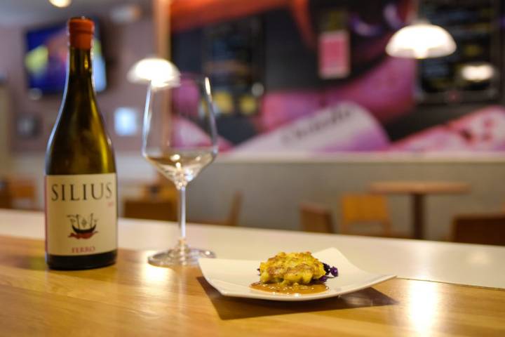 Restaurante El Oviedo (Ribadeo) apertura tapa con vino