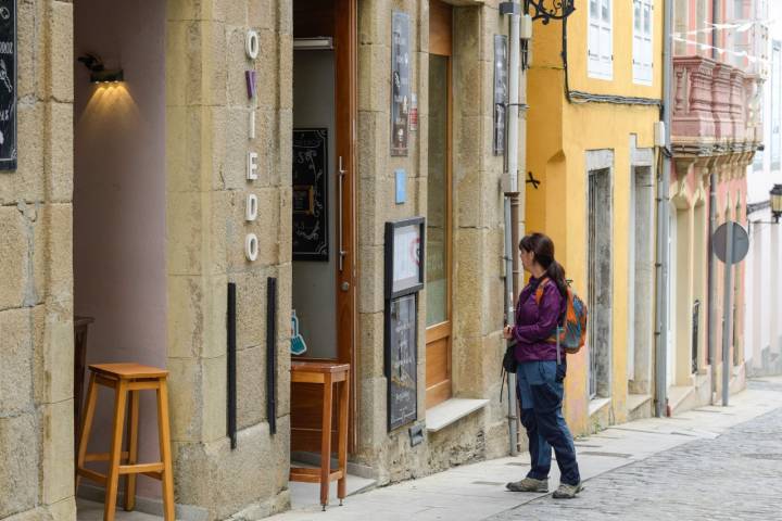 Restaurante El Oviedo (Ribadeo) turista mirando carta