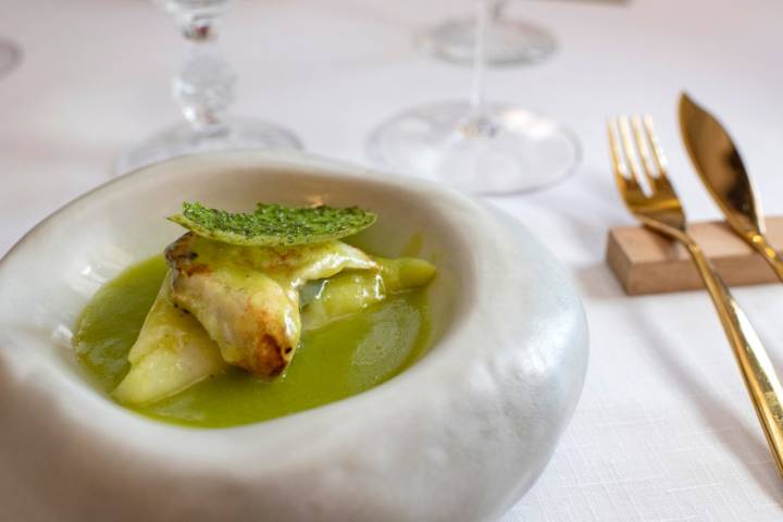 Kokotxa de merluza sobre ijada de bacalao con su gelatina y crujiente de verde perejil.