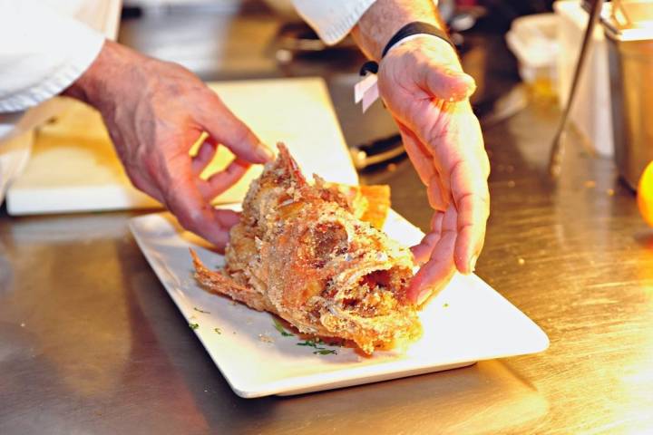 El cabracho frito crujiente es para comer con los dedos y dejar solo las espinas.