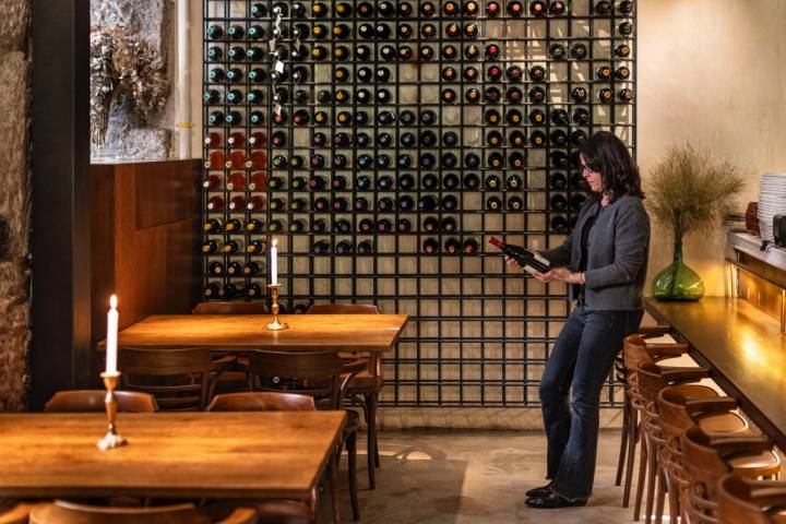 Patricia Haramboure con una botella.