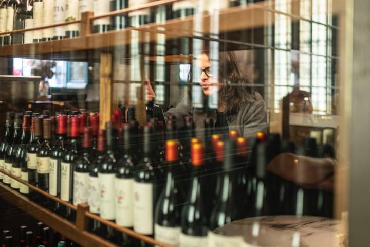 Patricia Haramboure en la bodega.