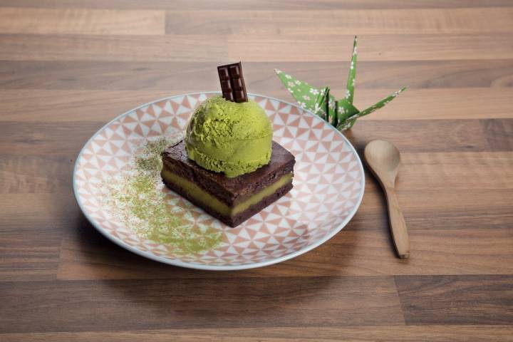 Brownie casero de chocolate y matcha con helado. / Foto: Okashi Sanda.