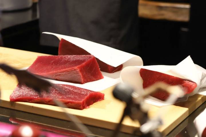 El corte del atún rojo, en la cocina vista del restaurante.