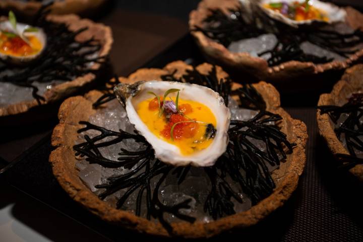 Restaurante 'La Gaia': ostra acevichada con huevas (apertura)
