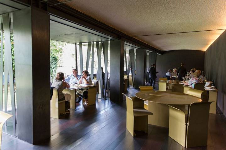 Ambiente en el interior del restaurante Les Cols, en Olot, Girona. Foto: Kristin Block