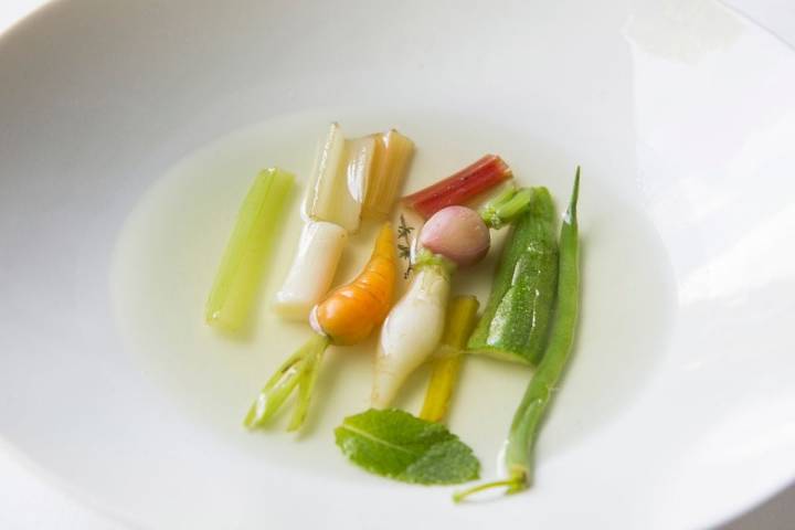 Plato de rábano, apio, puerro y zanahora en caldo del restaurante Les Cols, en Olot, Girona. Foto: Kristin Block