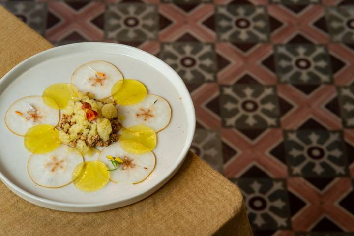 Peras nashi con crumble de jengibre, pepino y gelatina de aceite de oliva.