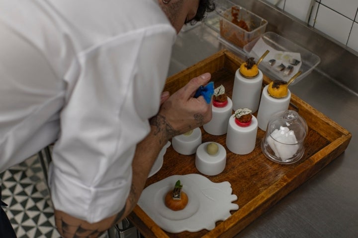 Preparando los primeros snacks en cocina.