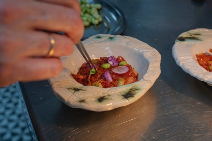 Arroz cremoso de alcachofas, manitas, tupinambo