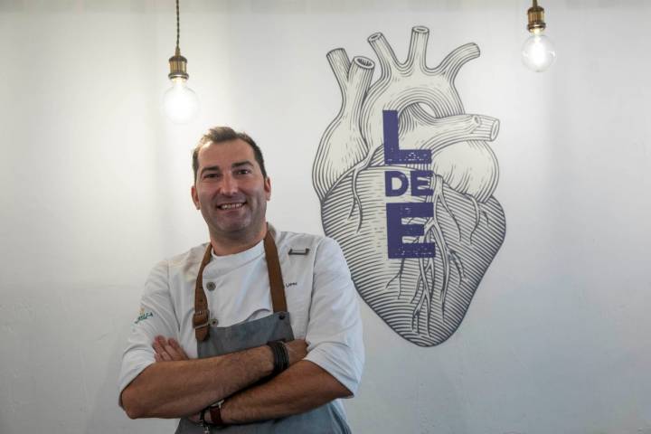 David López junto al corazón anatómico que representa su proyecto más personal.