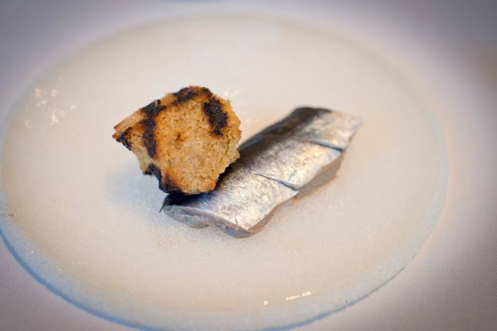 Paté de codorniz con sardina marinada.