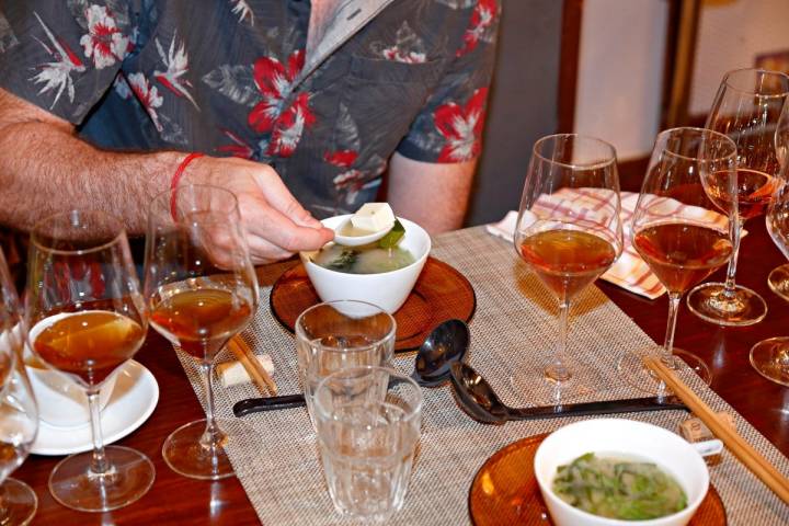 Degustando la Sopa de miso junto a unos jereces, en el restaurante 'Matritum', en Madrid.