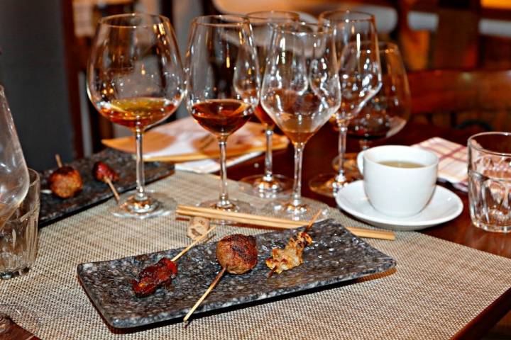 Detalle de la mesa con el plato de 'Menchikotsu' maridada con jereces en el restaurante 'Matritum', en Madrid.