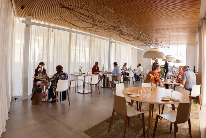 La sala del restaurante está decorada con elementos náuticos, en consonancia con el entorno del Real Club de Regatas.