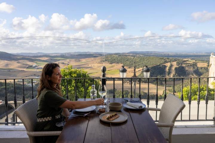 Los comensales disfrutan de las vistas de la campiña de La Janda.