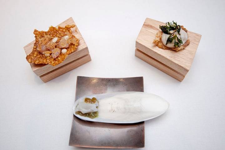 Tres snacks del menú del día: arroz a banda, sepia a la plancha y pollo al ajillo.