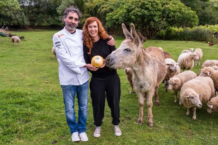 Marta Fernández y Roberto Filgueira, con su Sol Guía Repsol, su burra y sus ovejas.