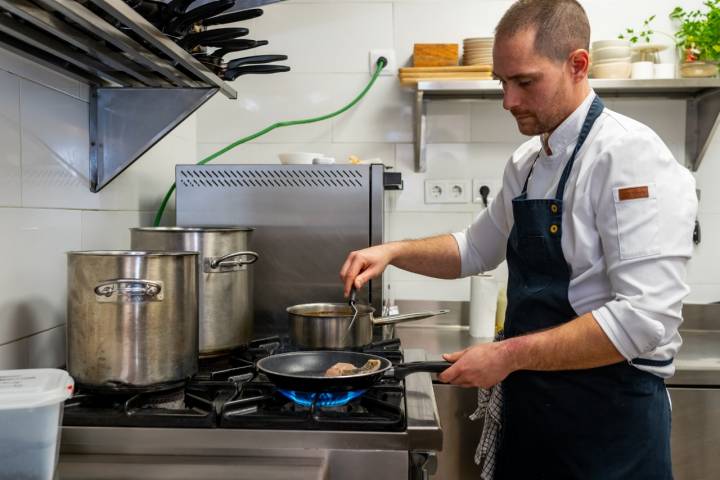 La cocina de 'Ochando' es pequeña en tamaño, pero en ella caben infinitas ideas e ilusiones.