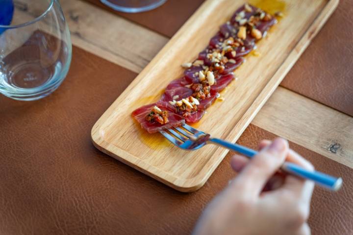 Semimojama de atún rojo con picada de tomate seco y almendras