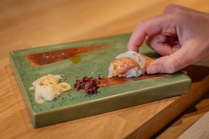 Se recomienda comer el nigiri con las manos.