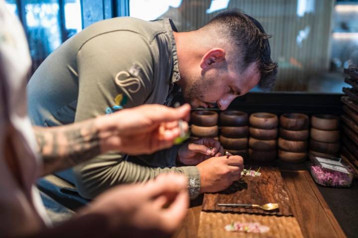 Adrián Bosch en la cocina del restaurante San Hô.