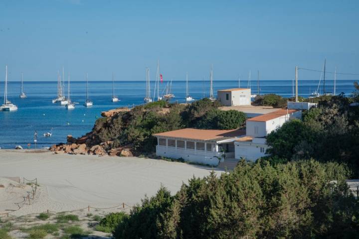 'Sol' se encuentra enclavado en la bonita Cala Saona.