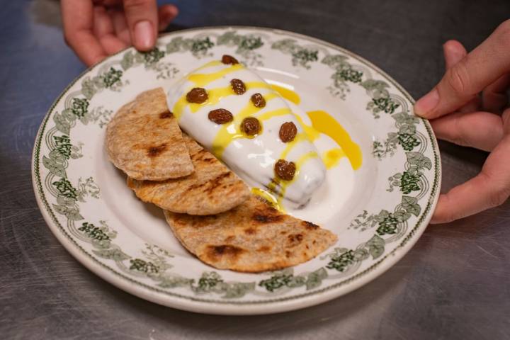 Berenjena, flatbread, curry y Yogurt