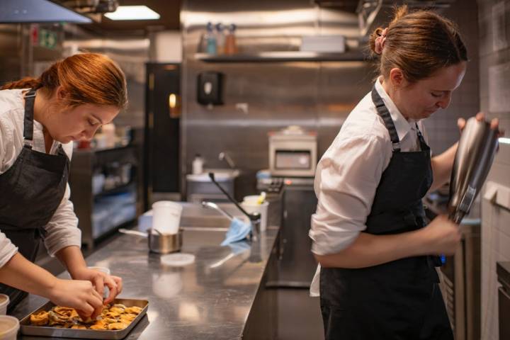 En cocina trabaja un equipo de cuatro que no para ni un segundo para que el servicio no pierda su cadencia. 