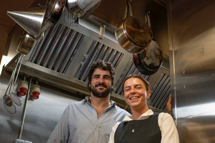 Bosco Solá y Alice Reydet super ilusionados, en la cocina a punto de acabar el servicio.