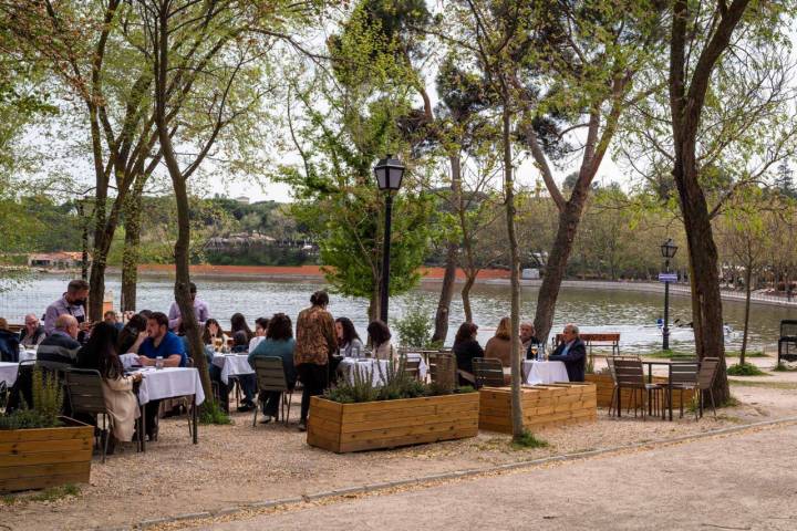 La terraza del restaurante 'Villa Verbena' se ubica en las privilegiadas orillas del Lago de la Casa de Campo.