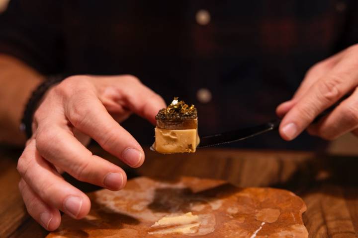 Cremoso de apionabo – tuétano, vainilla, gelatina de pata y caviar.