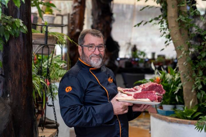Restaurante 'La Castillería' (Vejer de la Frontera): Juan Valdés posa con sus carnes (apertura)