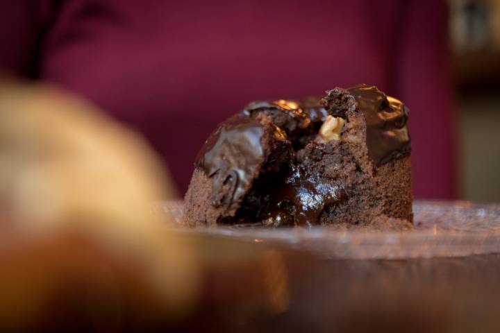 9/11/2022. Madrid. Katz. Redactora: Lara Villanueva. Brownie KATZ con nueces: Chocolate con 72% de cacao y nueces de California. Foto de César Cid.
