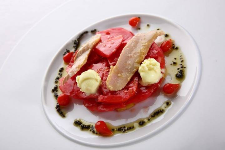 Ensalada de tomates de la huerta riojana, con ventresca y aliño helado de mostaza. Foto: Facebook.