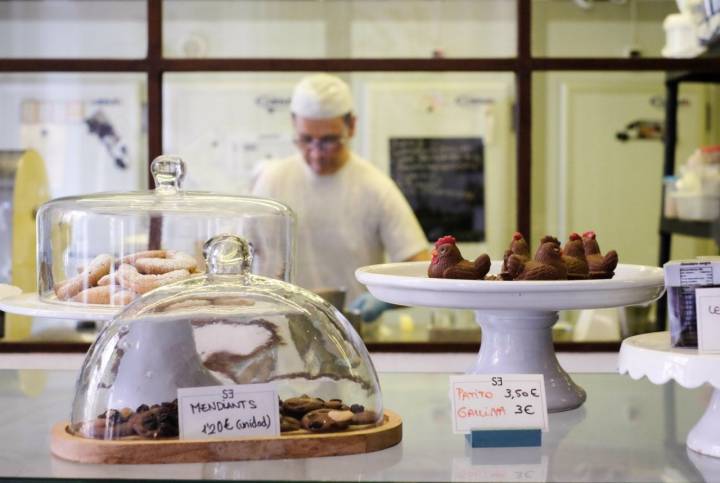 Café 'Santa Eulalia': mostrador de dulces