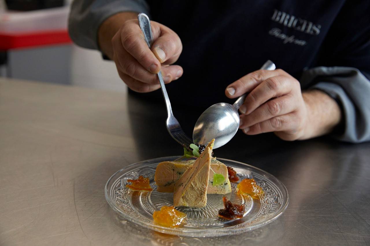Josep Maria Pellejà ultima el plato de 'foie' en la cocina de 'Brichs'.