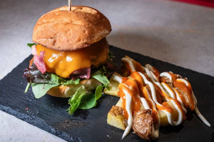 Hamburguesa con patatas.