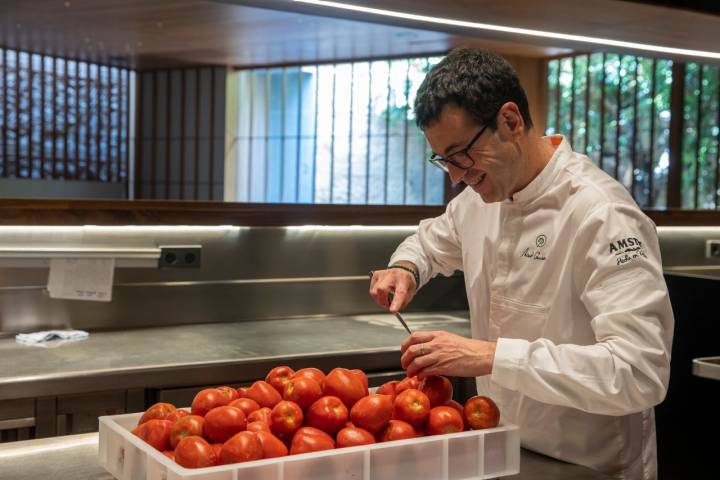 Ricard Camarena Restaurant chef con tomates
