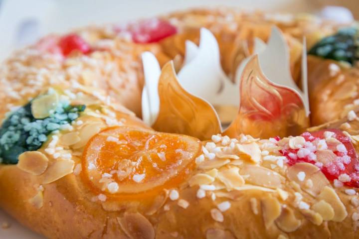 Roscón de Reyes con fruta escarchada