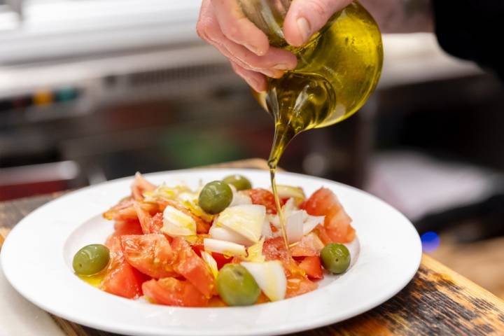 Un buen tomate, cebolla, olivas y aceite de calidad.