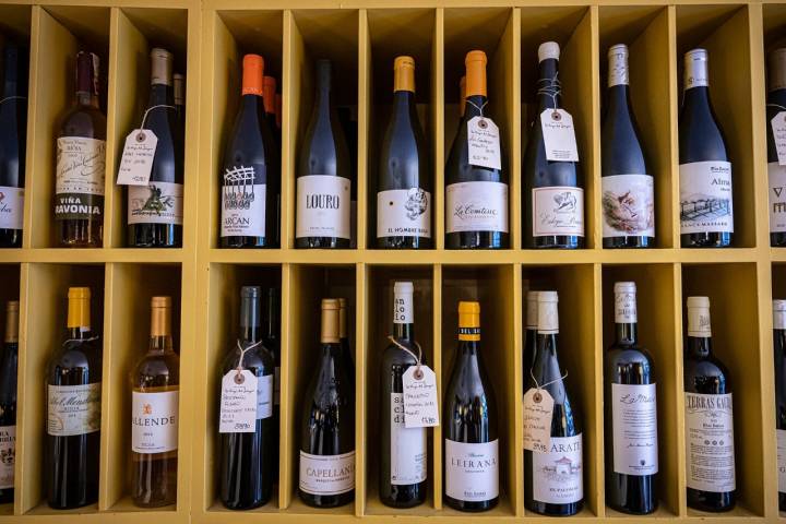 Botellas de vino en una estantería