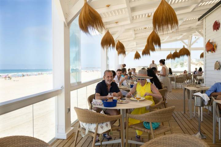 Una pareja come en el restaurante Sea Soul.