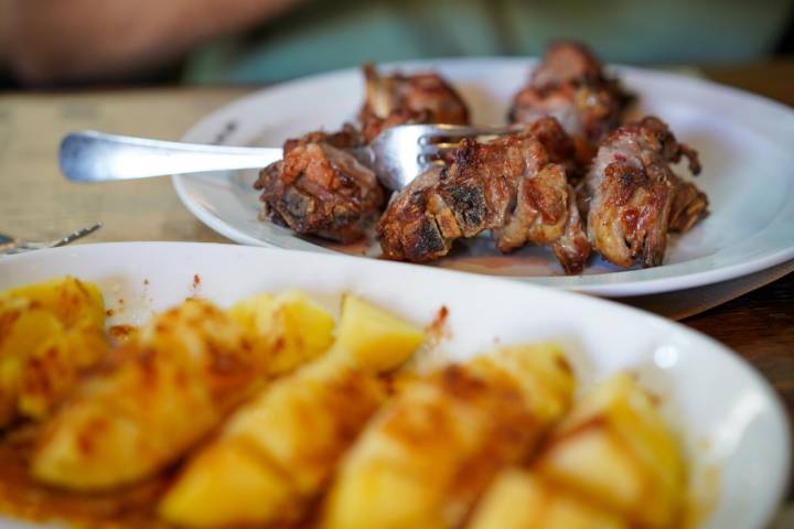 Plato de lechazo en Costa del Piñón en Valladolid.