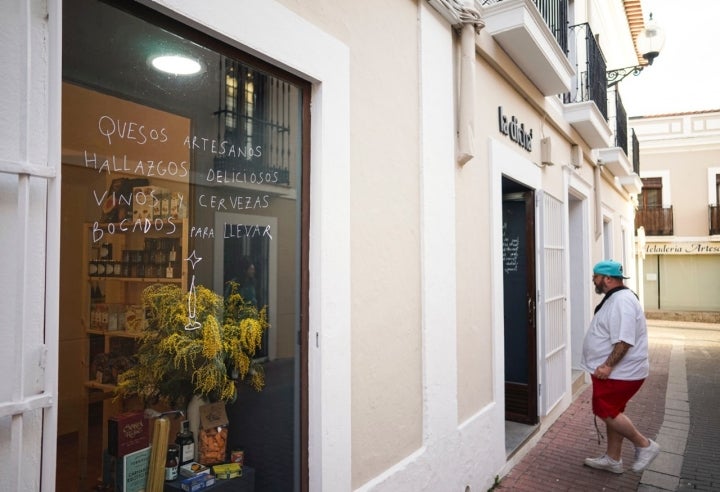  El escaparate es una ventana que, ni de lejos, deja entrever todo lo que alberga su interior.