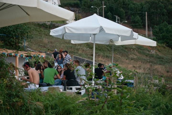 Chiringo do Fonforrón (Playa de Fonforrón): clientes en la terraza
