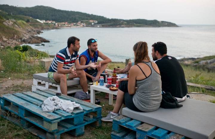 Chiringo do Fonforrón (Playa de Fonforrón): clientes sentados en una mesa en la terraza