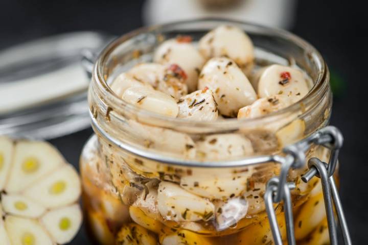 Esta forma de conservar los ajos es muy práctica para luego usarlos en otras recetas. Foto: Shutterstock.
